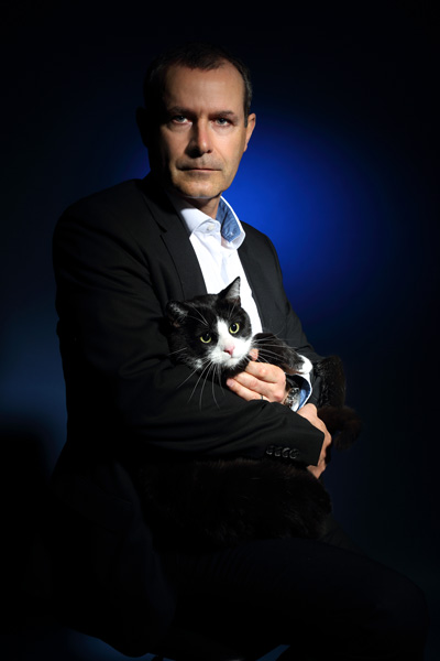 katzenbilder portrait mann mit katze united black cats